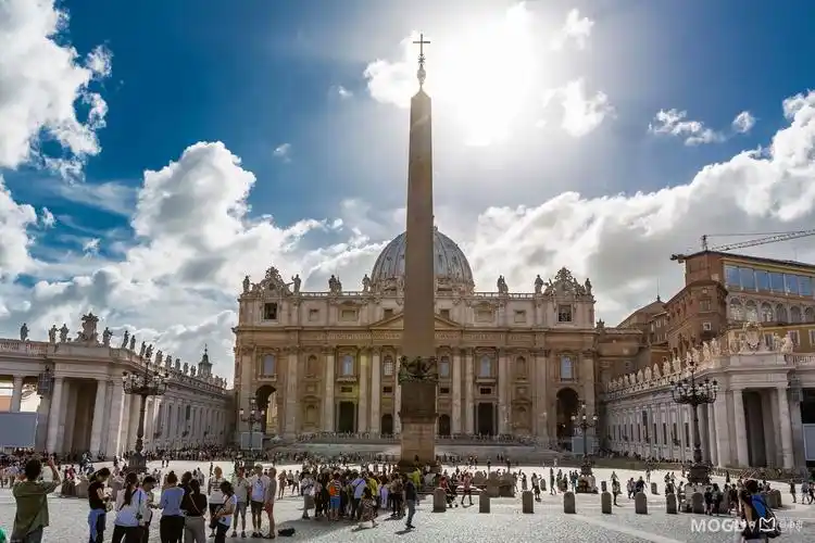 p>圣彼得广场(piazza san pietro)这个集中各个时代的精华的 a
