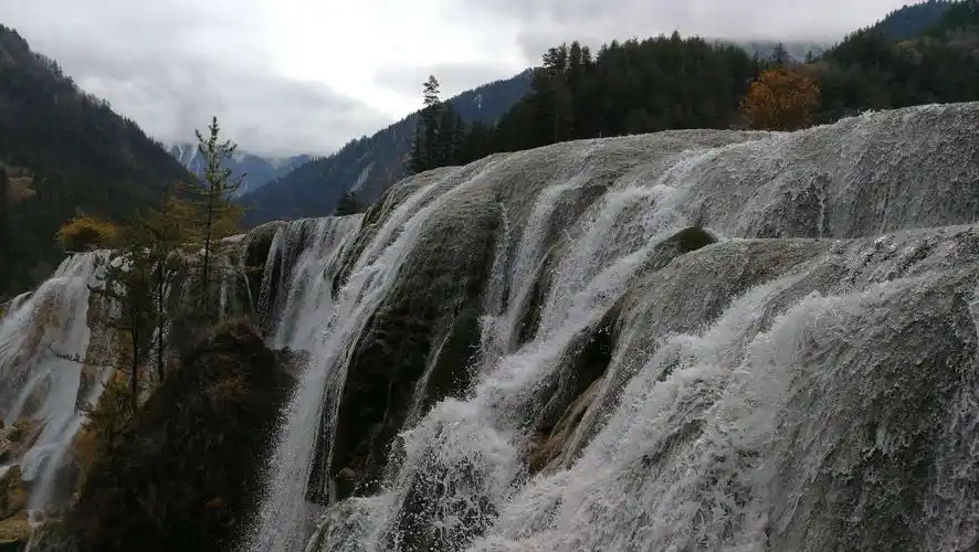 86版《西游记》曾在九寨沟多地取景,片尾唐僧师徒牵马涉水就是