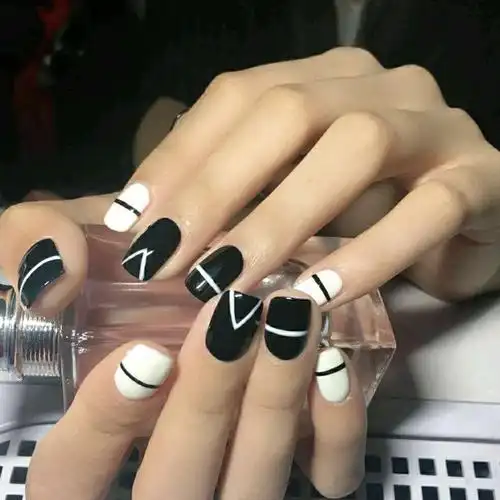 美甲- 黑白跳色线条简约