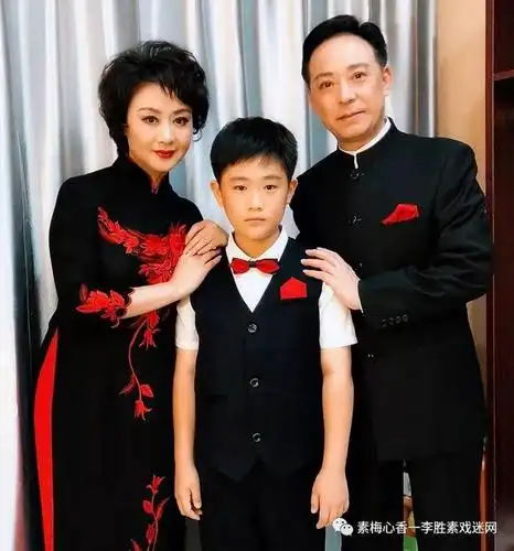 于魁智 李胜素 李佩家后台合影