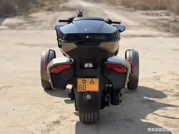 低调老板骑三轮摩托车回家懂行人此乃40万元的庞巴迪f3限量版