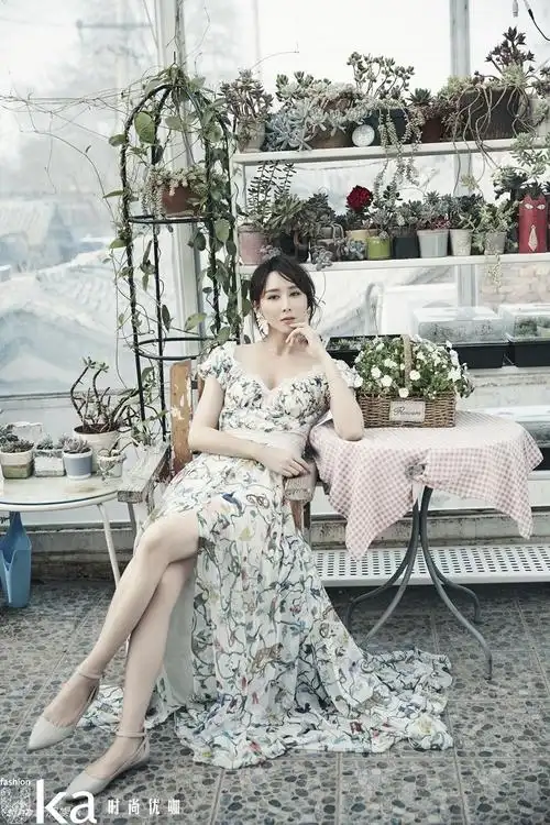 胡静置身花房清新甜美秀长腿