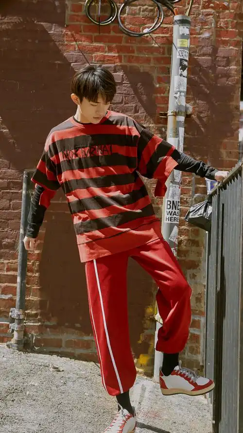 易烊千玺阳光帅气手机壁纸