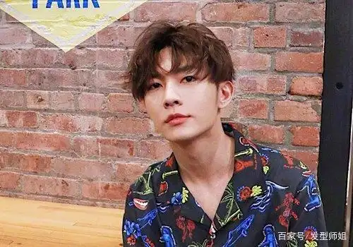 带男友去见爱豆炎亚纶成了"电灯泡" 炎亚纶百变中分短发look