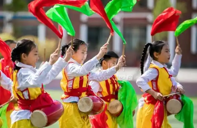 呼和浩特:腰鼓声声"韵动"校园