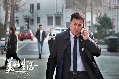 张嘉译走路姿势真火了!网友争相模仿有人以假乱真