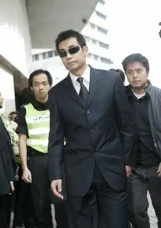 实拍梅艳芳葬礼刘德华等抬棺赵文卓送的花篮上八个字引人注目