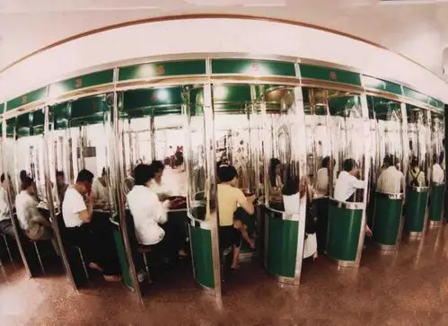 80年代的三明喇叭裤在少年宫旱冰场(林平 摄)由上海迁入的三明纺织厂