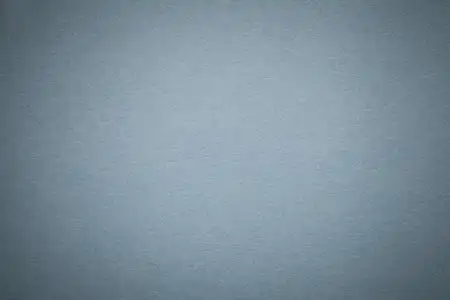 灰蓝色的天空纹理的旧灰纸背景特写. 致密浅蓝色牛皮纸板的结构.