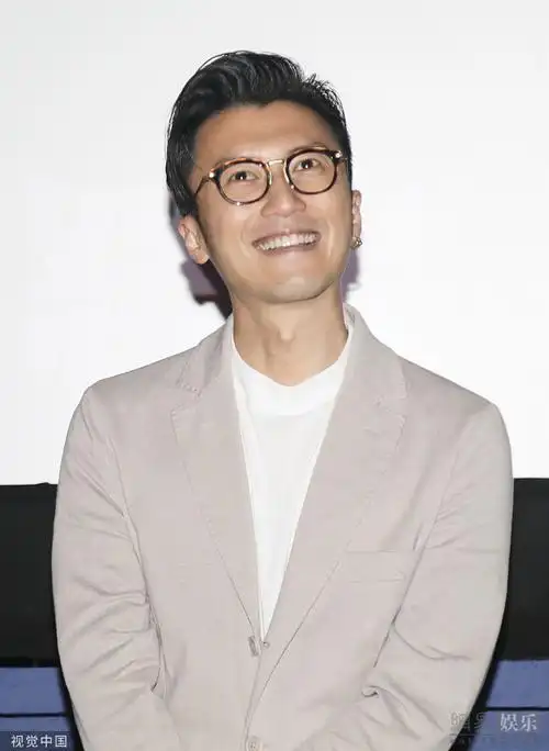 谢霆锋戴边框眼镜笑容满满谈年纪时超可爱