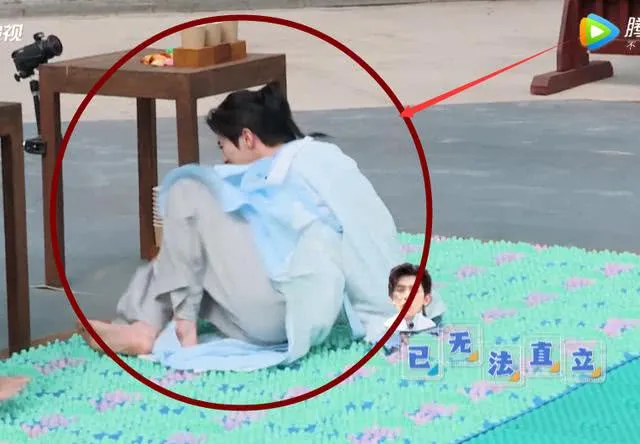 跑男:叼气球过指压板,众人一步一个脚印,蔡徐坤返程咋走?