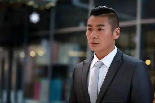 因《我是特种兵》走红,因军人形象深入人心,被称为军人专业户_徐佳