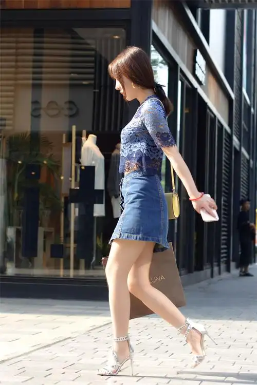 银色交叉带细高跟凉鞋,搭配牛仔短裙,显身材还有个性