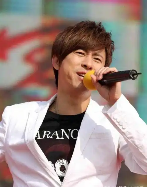 52岁解晓东现身酒吧开唱!