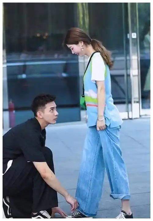 男孩超宠女友,出门帮女友系鞋带,不过好像他家"小孩"不听话!