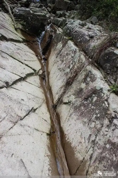 山间常见此类独特的流水侵蚀"v"形水槽,在其他地方比较罕见