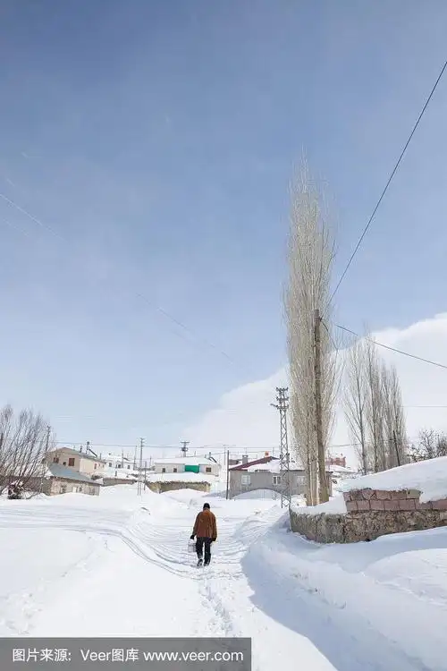 乡村雪地上行走的老人