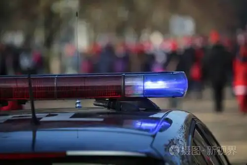 一辆警车在太平洋示威期间闪动的警笛声