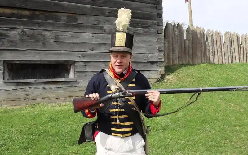 1812美军重演者展示燧发枪使用方法
