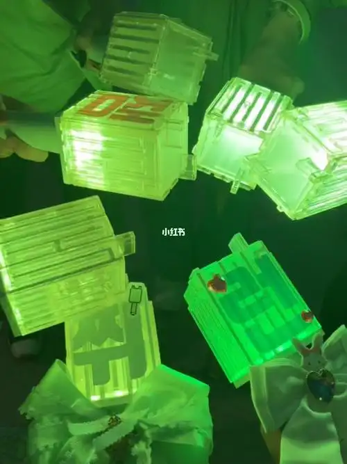 一个接着一个成员的道歉后凌晨的高尺西珍妮们开着各自应援棒的绿光坐