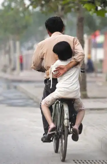 6张"父爱图"火了,每个细节都催人泪下:永远不要怀疑父亲的爱