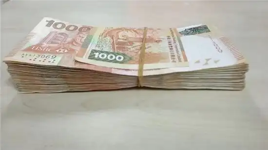 杭州一男子冲进派出所:"我要捐款!" 扔下十万港币就跑了