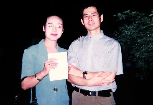 边玉洁与文艺界名流在一起