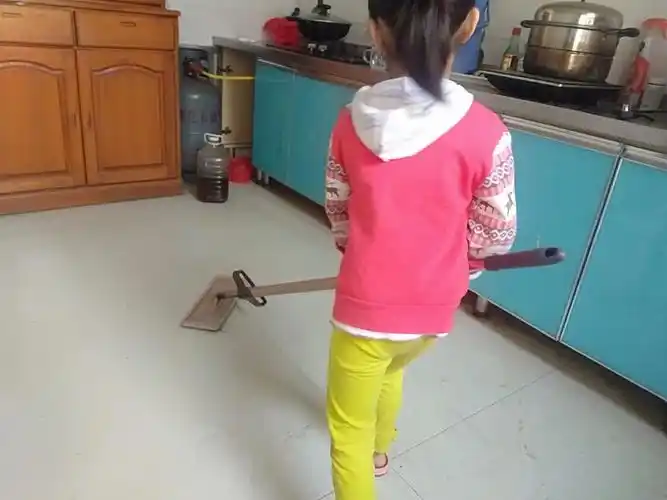 家务小能手,帮妈妈拖地