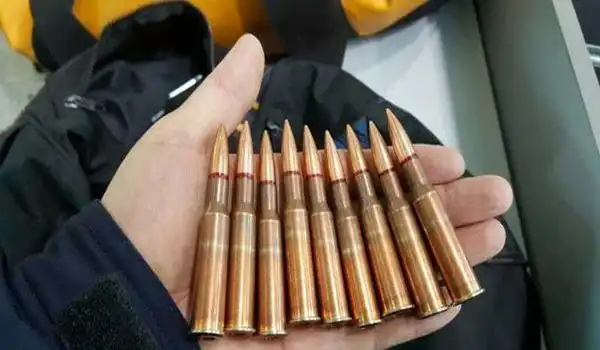 男子生日收到女同学礼物打开包装只听咣当一声出来个子弹