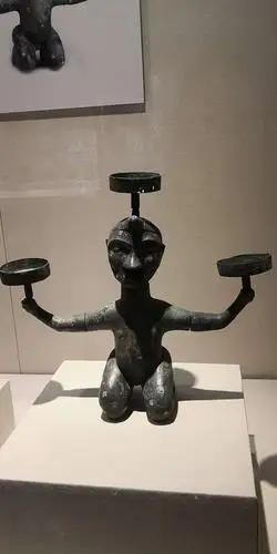 东汉三枝俑铜灯,个旧黑蚂井出土.