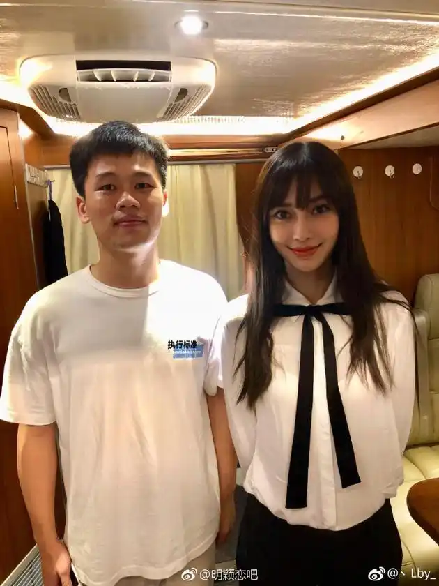 网曝angelababy与工作人员合照 长发披散清纯十足