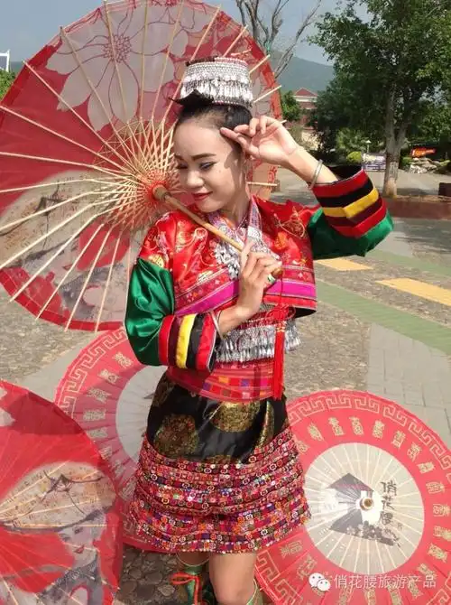 国庆长假来新平戛洒,花腰傣大红油纸伞陪你"十一"浪漫在花街!
