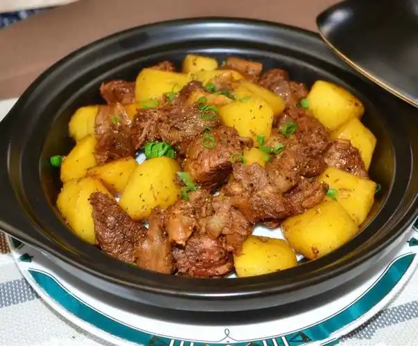 土豆炖牛肉5,最后撒上点葱花作点缀即可.