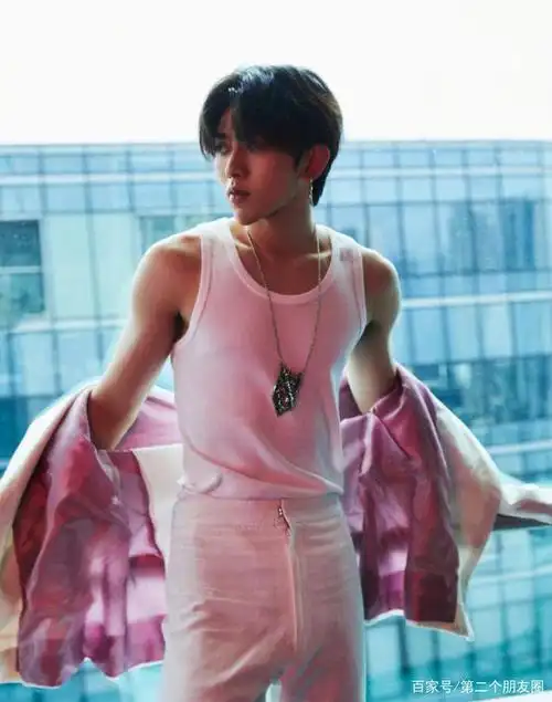 蔡徐坤身穿喇叭裤,唱《重生》:帅出新高度