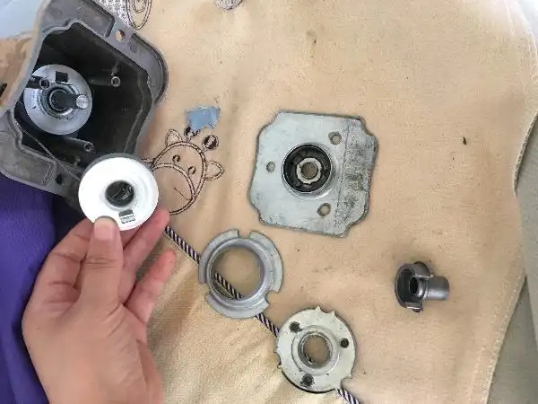 我们的晾衣架手摇器坏了,拆开了,可是不会安装了,联系不上安装师傅了