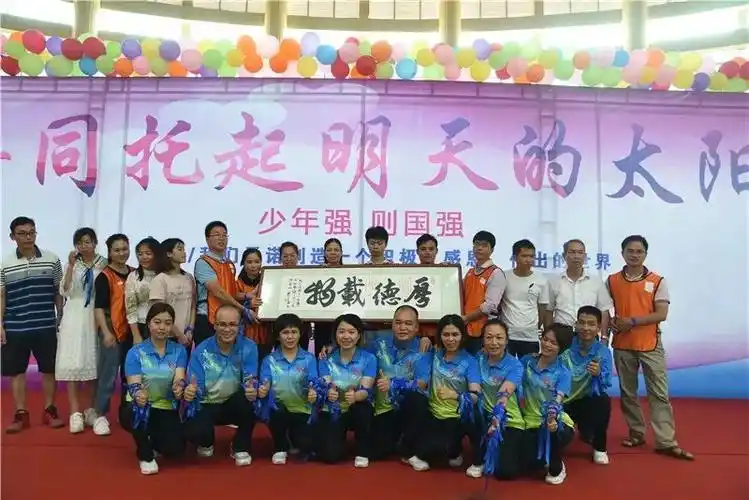 宾阳民族中学300多组家庭6月2号齐聚体育馆爸爸妈妈你们可不可以多理