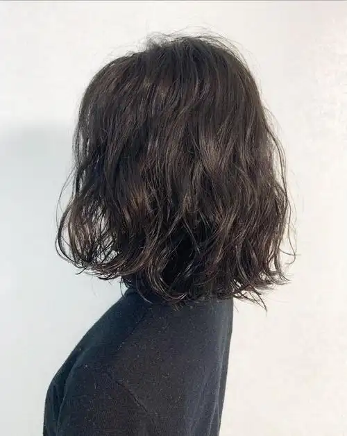 这种齐肩的满头烫短发蓬松又瘦脸 ,无论小卷大卷都很洋气在寒冷的冬天