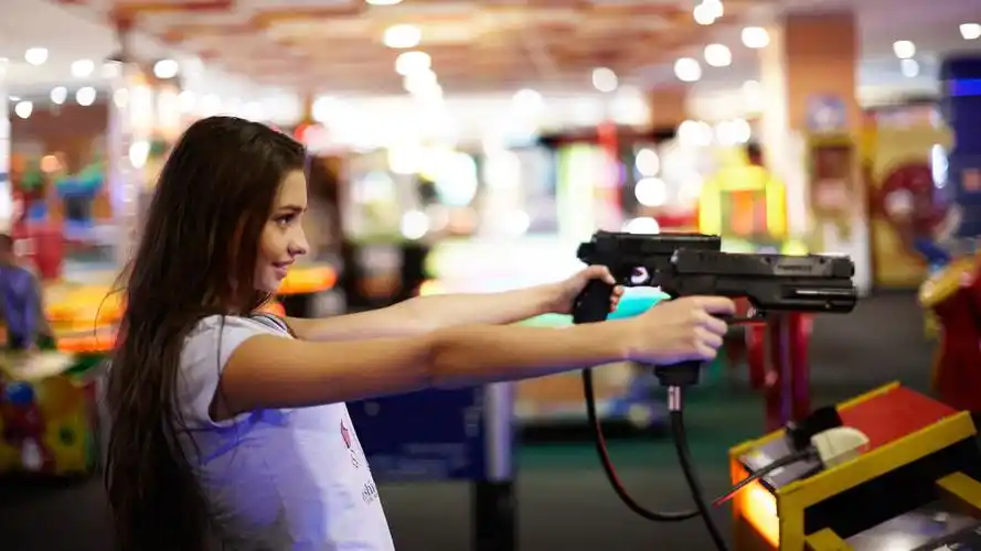 游戏机厅里的美女枪手射击桌面壁纸