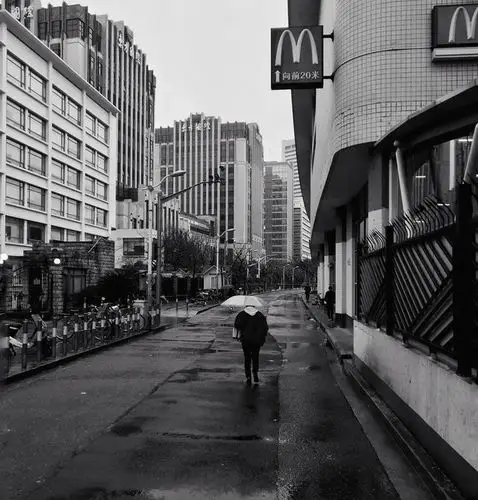 雨天,做公交车去杨浦区亲友家在车上拍的当时的街景.