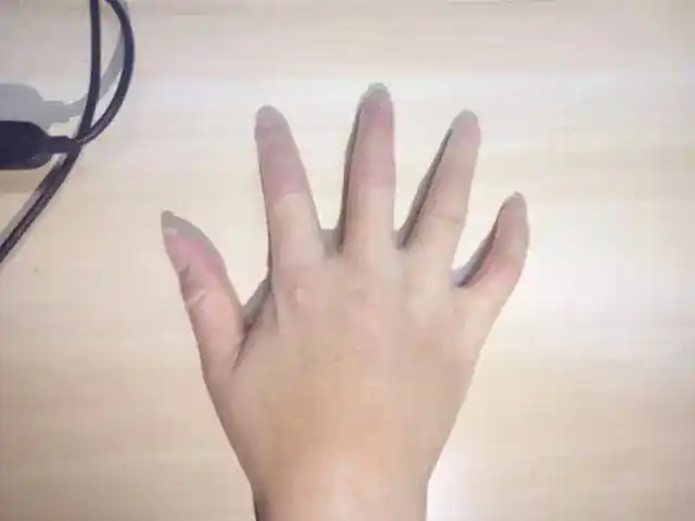 但你可以考虑选择曲线型的戒指,柔和的波浪形会产生一种指根向下移的