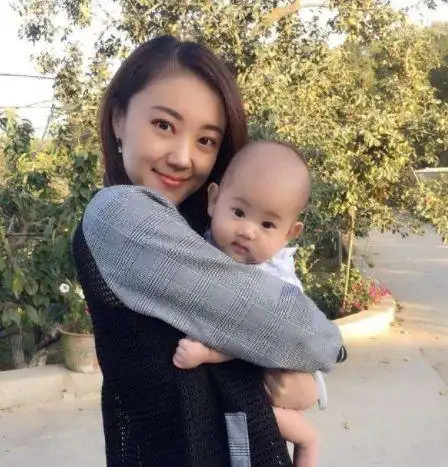 玖月奇迹王小玮国庆节遛娃,孩子太顽皮,和老公离婚后过得更开心__财经