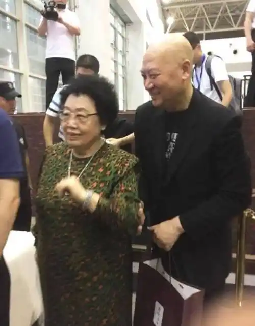 66岁"唐僧"迟重瑞和77岁妻子合影照曝光 笑容甜蜜十分恩爱