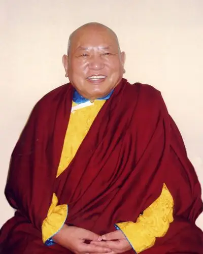 《万象大慈法轮林》现任寺主,金刚上师伽央·喜喇坚赞活佛在无数大德