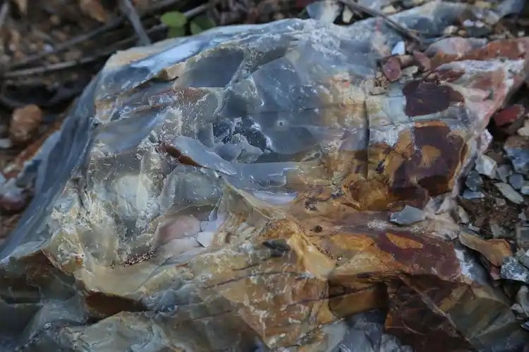 原创湖北黄龙观村森林中现五彩玉矿3处矿头冒出地面藏量难料