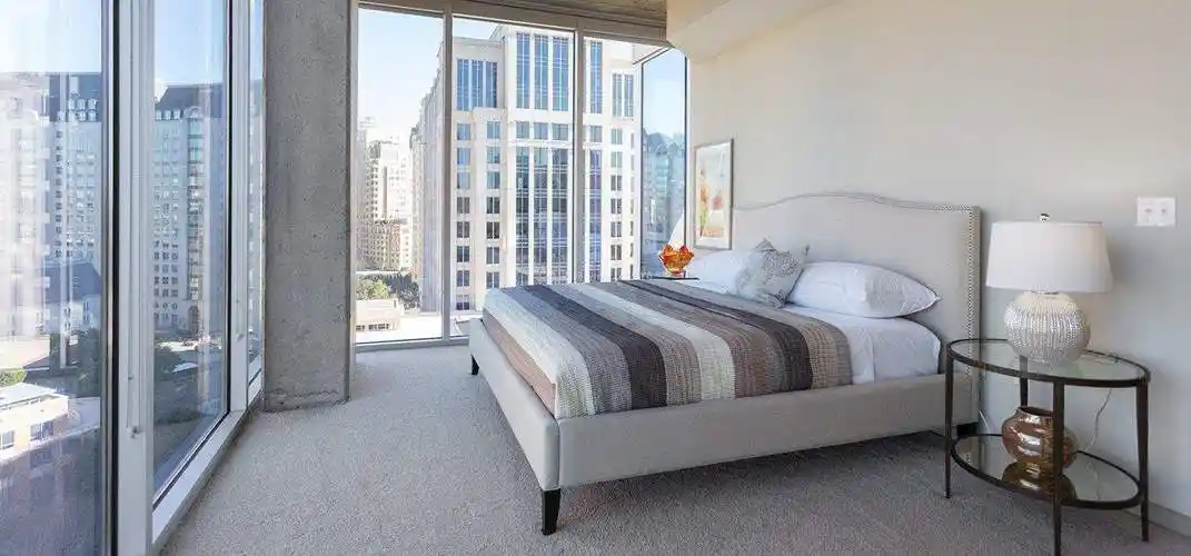 1,落地窗不要直接对着房间门门窗是财气进出口,利用不好会造成财富