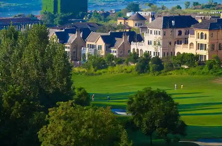 由千米嘉陵江岸线与百亩原生湖泊合抱形成的半岛,坐拥一江三湖,背倚中