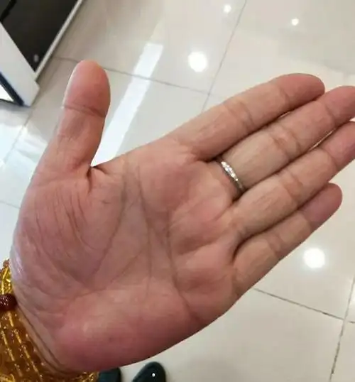 手掌元宝纹开口大,投资做大生意很容易亏损,要多谨慎