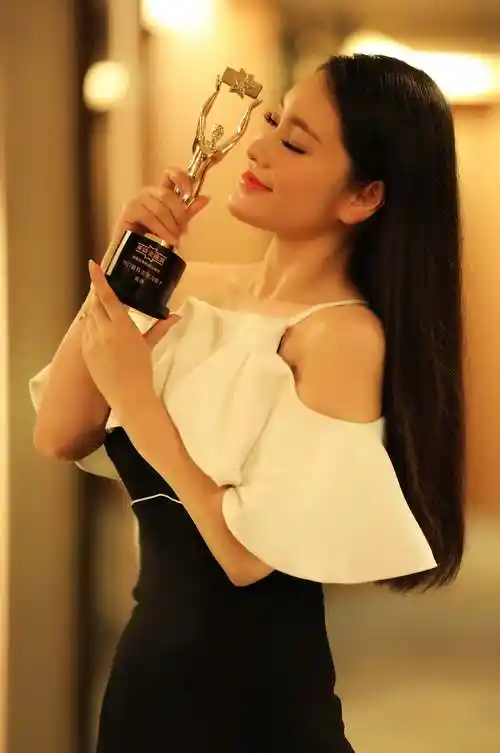 张薇获得2017华语金曲奖最具表现力奖