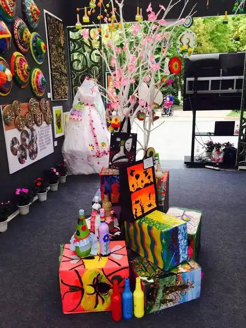 在丰富多彩的美术体验活动中,孩子们充分发挥着艺术天赋,创造出一幅幅