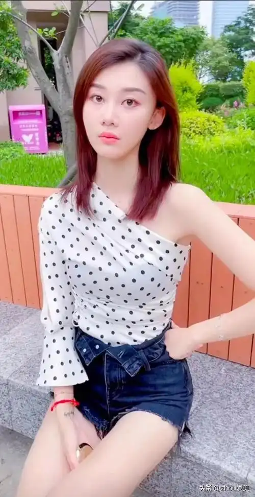 张芮尔个人资料(身高180以上的最美网红车模张芮尔,现实中凤毛麟角)